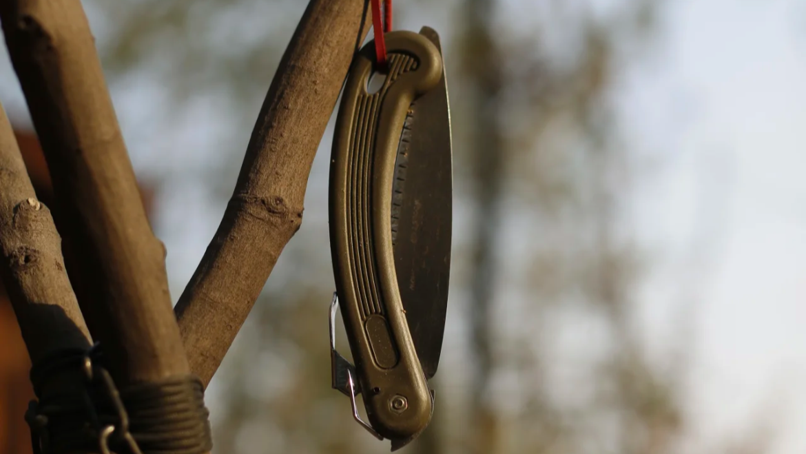 Load video: Folding Saw